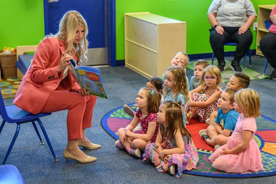 Rep Pettersen reading to children