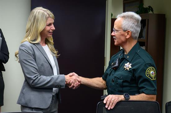 Rep. Pettersen shakes hands with first responder