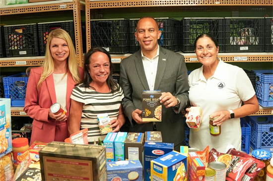 Rep. Pettersen stands with House Minority Leader Hakeem Jeffries 